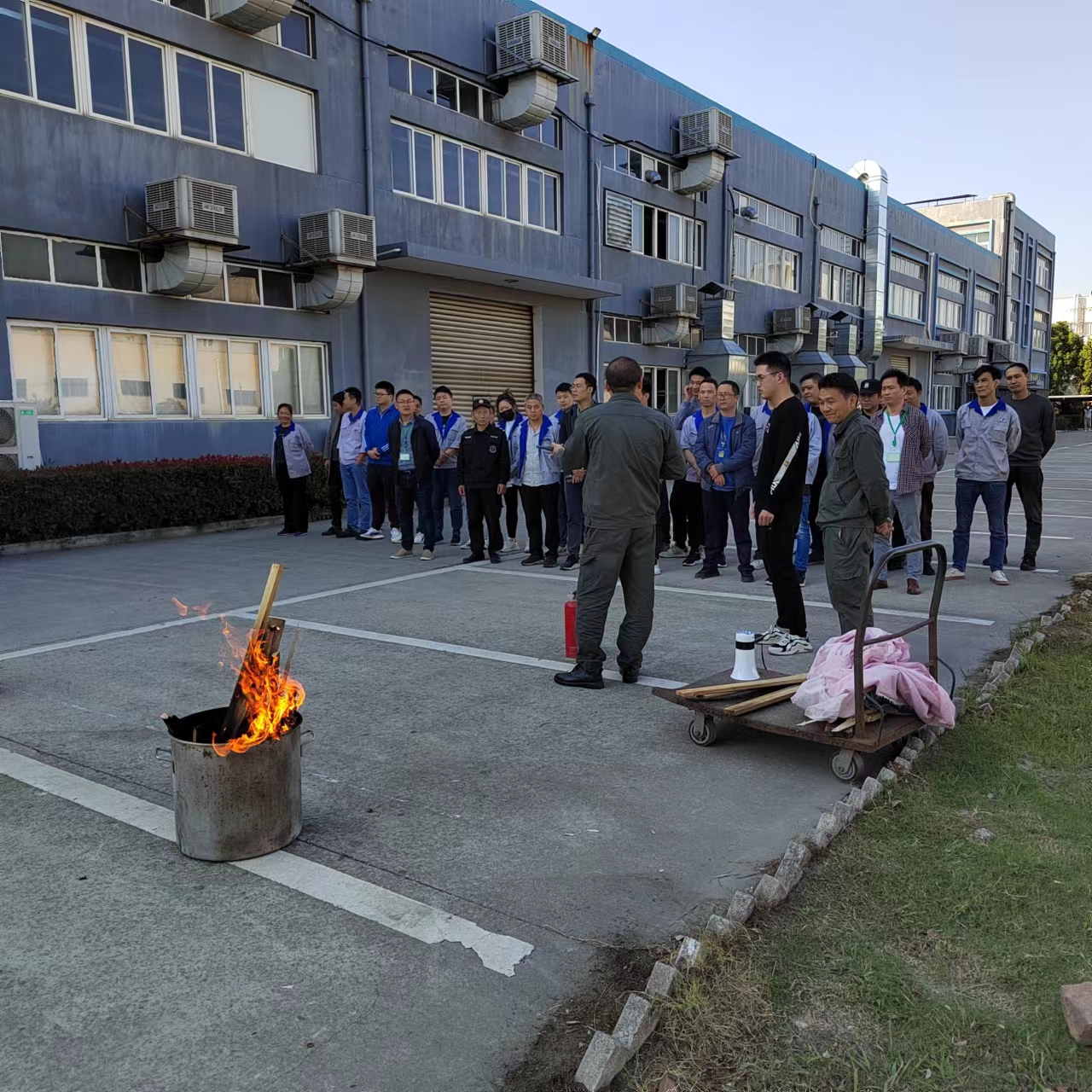 To Practice For Prevention, Denseting Group Actively Conducts Corporate Fire Drills.